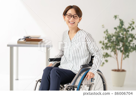 輪椅家庭作業中間女性 86006704