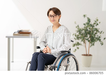 輪椅家庭作業中間女性 86006705