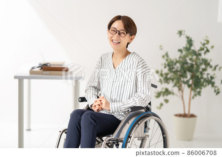 輪椅家庭作業中間女性 86006708