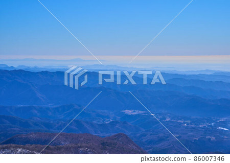 View the southeast side (toward Mt. Tsukuba) from the summit of Mt. Kisokoma in Akagi Park, Gunma Prefecture in winter View the southeast side (toward Mt. Tsukuba) from the summit of Mt. Kisokoma in Akagi Park, Gunma Prefecture in winter 86007346