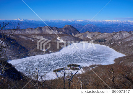 從富士山山頂眺望西側（大沼山、鈴嶽山、淺間山等） 86007347