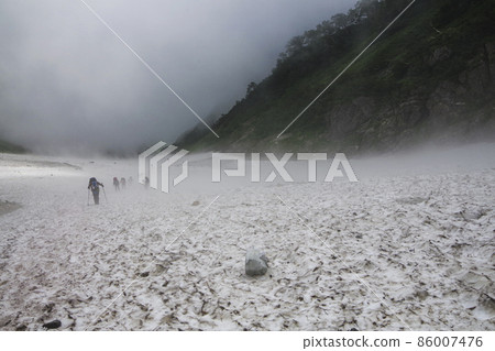 Climber climbing Hakuba Daisetsuki 86007476