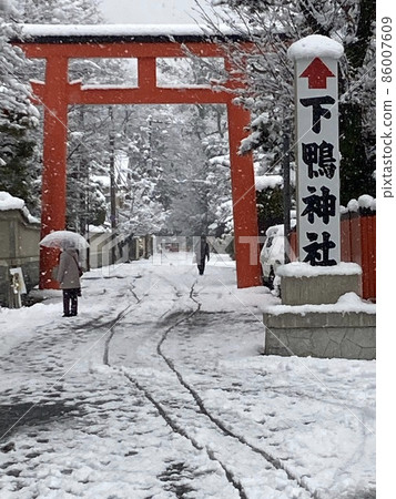 鳥居在雪中前往京都下鴨神社 鳥居在雪中前往京都下鴨神社 86007609