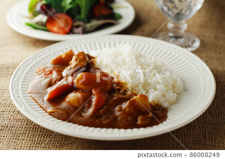 Pork curry and mixed leaf salad 86008249