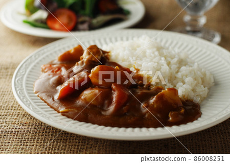 Pork curry and mixed leaf salad 86008251