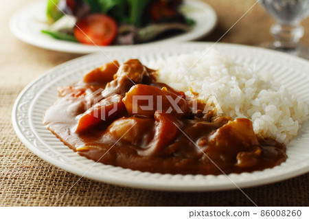 Pork curry and mixed leaf salad 86008260