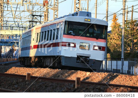 Connecting downtown Asakusa and Nikko ... Limited express Kirifuri 350 series Connecting downtown Asakusa and Nikko ... Limited express Kirifuri 350 series 86008418