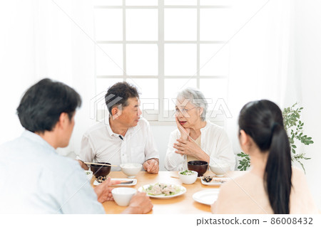 拿著嘴的年長女性和家庭 86008432