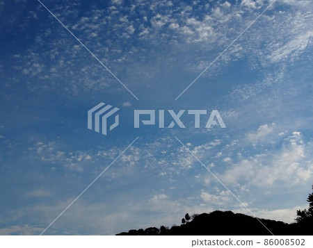 Winter sky full of scale clouds and Mt. Takami (view from Mt. Gennai) 86008502