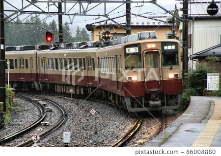 In the autumn rain ... Nostalgic colors running on Kinugawa Road ... Revival color Tobu 6050 series In the autumn rain ... Nostalgic colors running on Kinugawa Road ... Revival color Tobu 6050 series 86008880