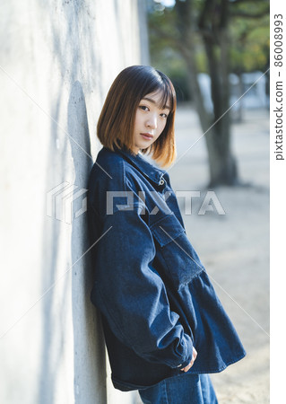 一個清爽的年輕女子在公園裡散步 86008993