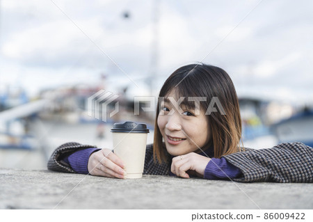 拿出咖啡的女性 86009422