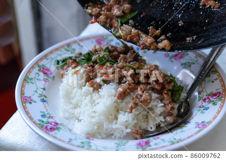 Rice topped with stir-fried pork or beef and basil Rice topped with stir-fried pork or beef and basil 86009762