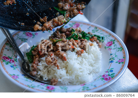 Rice topped with stir-fried pork or beef and basil Rice topped with stir-fried pork or beef and basil 86009764