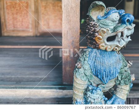Antique decorative items decorate in restaurant Antique decorative items decorate in restaurant 86009767