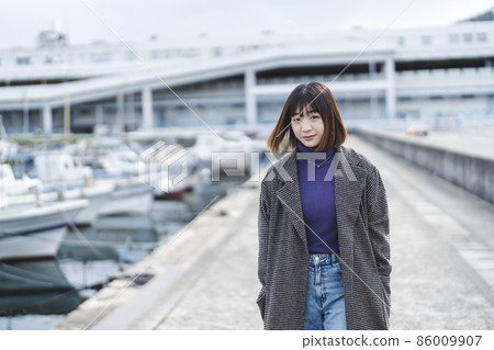 漫步在港口的年輕女子 漫步在港口的年輕女子 86009907