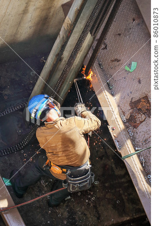 男工在拆除施工現場用燃氣燃燒器進行切割和焊接工作 86010873