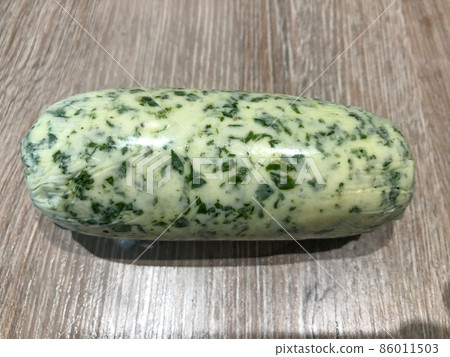 Homemade lemon and parsley churned butter 86011503