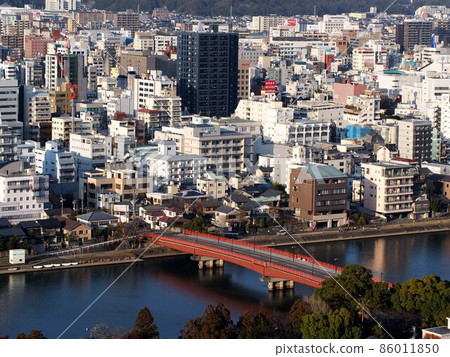 冬天的高知市（從羊山公園眺望鏡川天神橋） 86011850