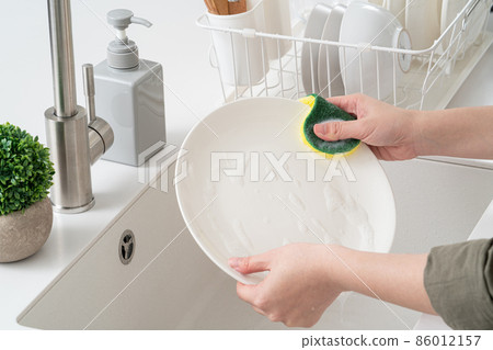 洗碗 做家事 女性 家政婦 洗碗精 Do the dishes washing 食器を洗う 86012157
