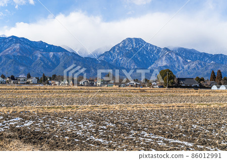 有明山和積雪的鄉間 有明山和積雪的鄉間 86012991