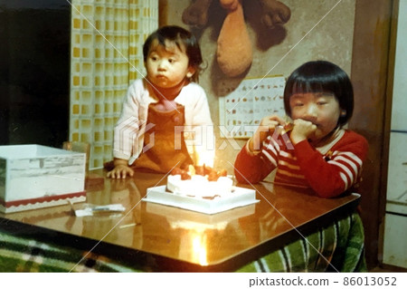 1950 年代姐妹們用生日蛋糕慶祝 1950 年代姐妹們用生日蛋糕慶祝 86013052