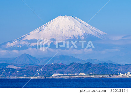 Mt. Fuji with snow makeup seen from around Enoshima in the middle of winter Mt. Fuji with snow makeup seen from around Enoshima in the middle of winter 86013154