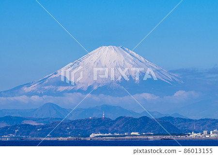 Mt. Fuji with snow makeup seen from around Enoshima in the middle of winter Mt. Fuji with snow makeup seen from around Enoshima in the middle of winter 86013155