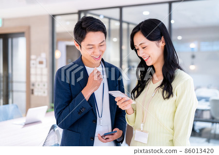 在辦公室拍攝合作“+ SHIFT NO GIZAKA”工作的商務人士 在辦公室拍攝合作“+ SHIFT NO GIZAKA”工作的商務人士 86013420