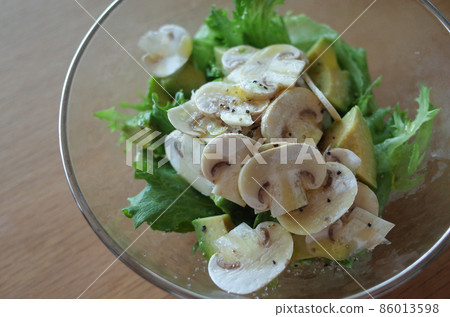 Avocado and mushroom salad 86013598