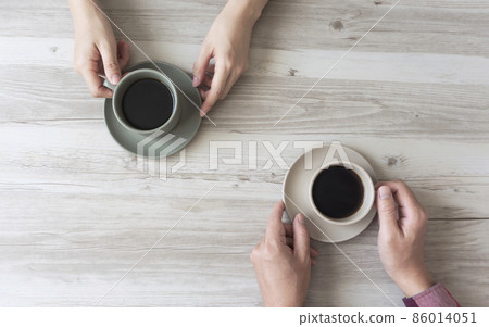 Two people drinking coffee. Conversation, two people, couple, couple, communication, date, etc. 86014051
