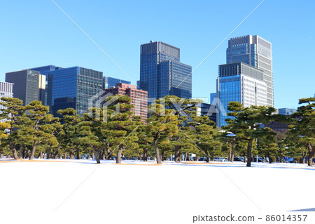 Otemachi Marunouchi Buildings seen from the Snow Imperial Palace Gaien 2022.01.07 Marunouchi, Chiyoda-ku, Tokyo Otemachi Marunouchi Buildings seen from the Snow Imperial Palace Gaien 2022.01.07 Marunouchi, Chiyoda-ku, Tokyo 86014357