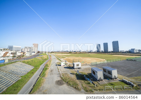 The scenery of the riverbed in the lower reaches of the Tama River [Ota Ward, Tokyo-Kawasaki City, Kanagawa Prefecture] 86014564