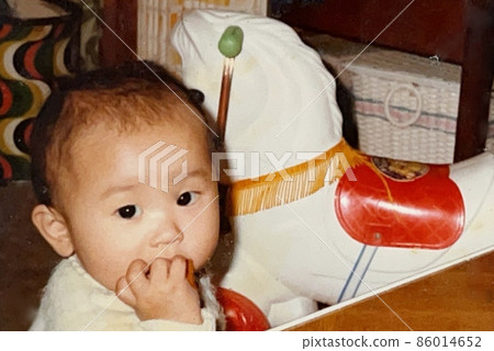Showa 50's Horse toys and 0-year-old baby Showa 50's Horse toys and 0-year-old baby 86014652