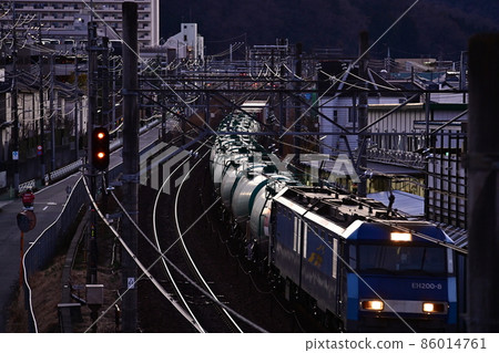 鐵路風光,低速快門拍攝,暮色場景,重低音貨運列車經過的風景,閃亮的車頭燈 鐵路風光,低速快門拍攝,暮色場景,重低音貨運列車經過的風景,閃亮的車頭燈 86014761