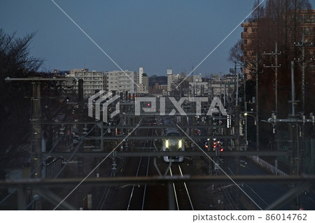 鐵路風景黃昏場景特快列車的暮光頭燈從遠處接近從立交橋拍攝 鐵路風景黃昏場景特快列車的暮光頭燈從遠處接近從立交橋拍攝 86014762