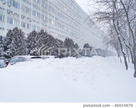 City after snowfall and blizzard. 86014879