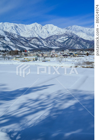 白雪覆蓋的白馬村和牛郎館山山脈 86014974