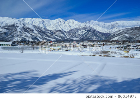 Snow-covered Hakuba Village and Ushirotateyama Mountain Range 86014975