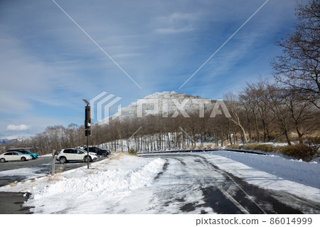 從群馬縣赤城山大沼停車場看到的銚七郎山 86014999