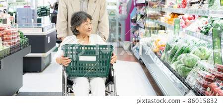 Senior couple shopping 86015832