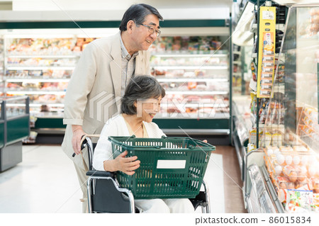 Senior couple shopping 86015834