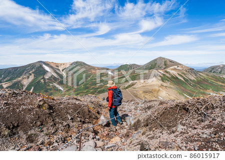 The place where you can see the autumn leaves earliest in Japan (Japan-Hokkaido-Asahidake) 86015917