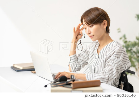 Work at home, worried wheelchair business, middle Work at home, worried wheelchair business, middle 86016140