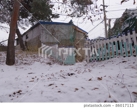 Jeongneunggol. Snow flowers. Snow scenery. Alleyway Jeongneunggol. Snow flowers. Snow scenery. Alleyway 86017113