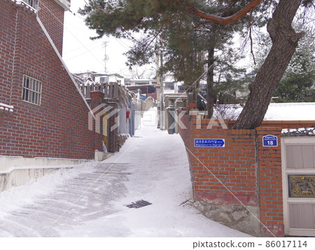Jeongneunggol. Snow flowers. Snow scenery. Alleyway Jeongneunggol. Snow flowers. Snow scenery. Alleyway 86017114