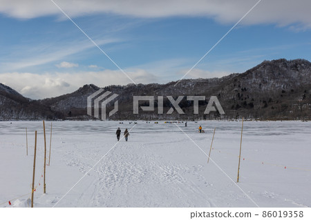 群馬縣赤城山結冰的大沼冰上 群馬縣赤城山結冰的大沼冰上 86019358