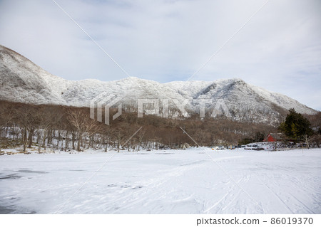 群馬縣赤城山結冰的大沼冰上 群馬縣赤城山結冰的大沼冰上 86019370