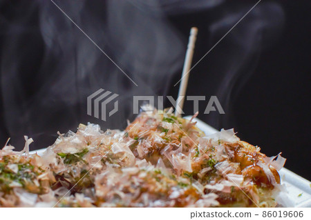 Steaming takoyaki 86019606
