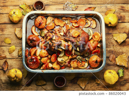 Baked meat with autumn fruits Baked meat with autumn fruits 86020043